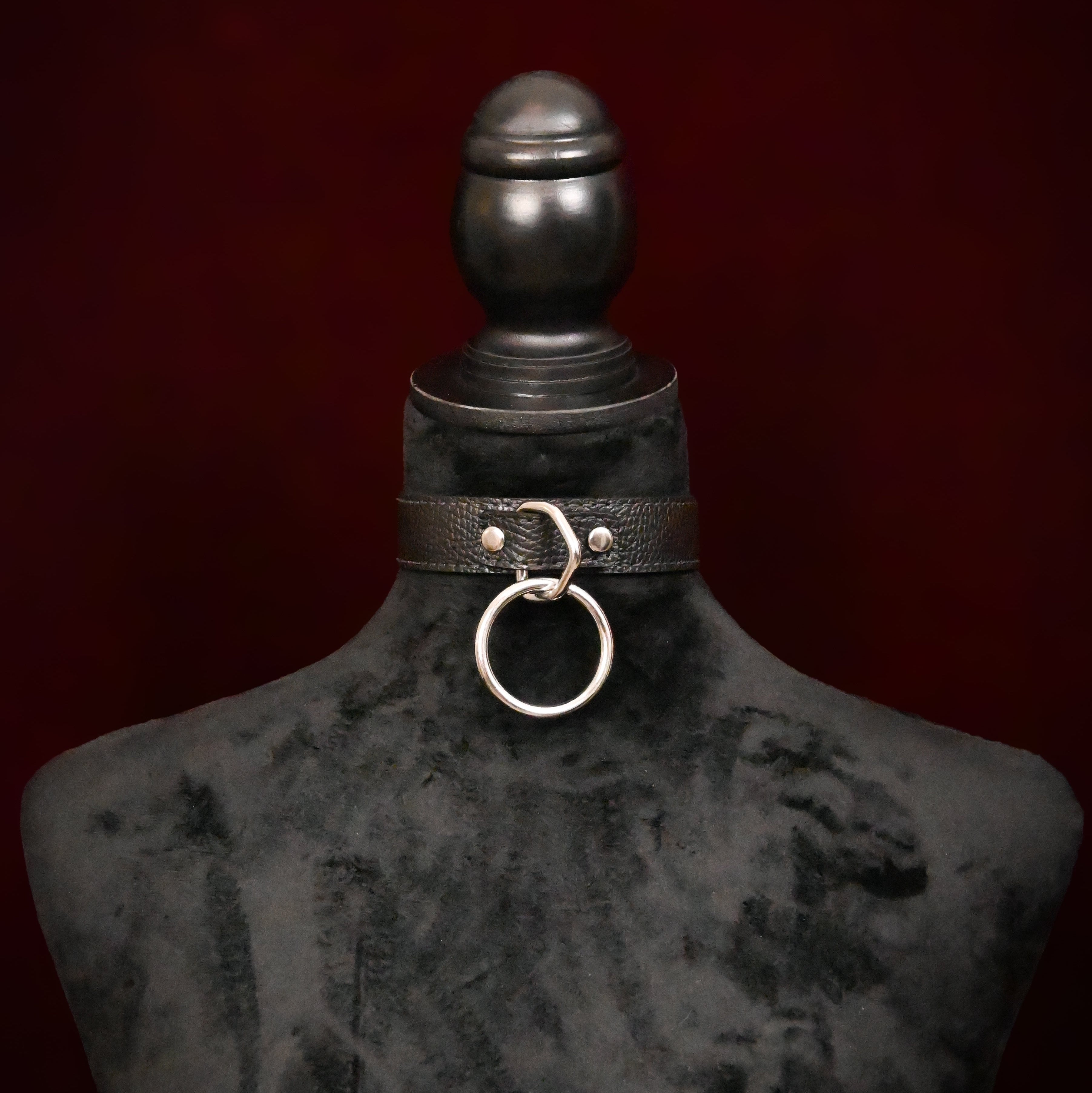 Black collar on back mannequin with dark background